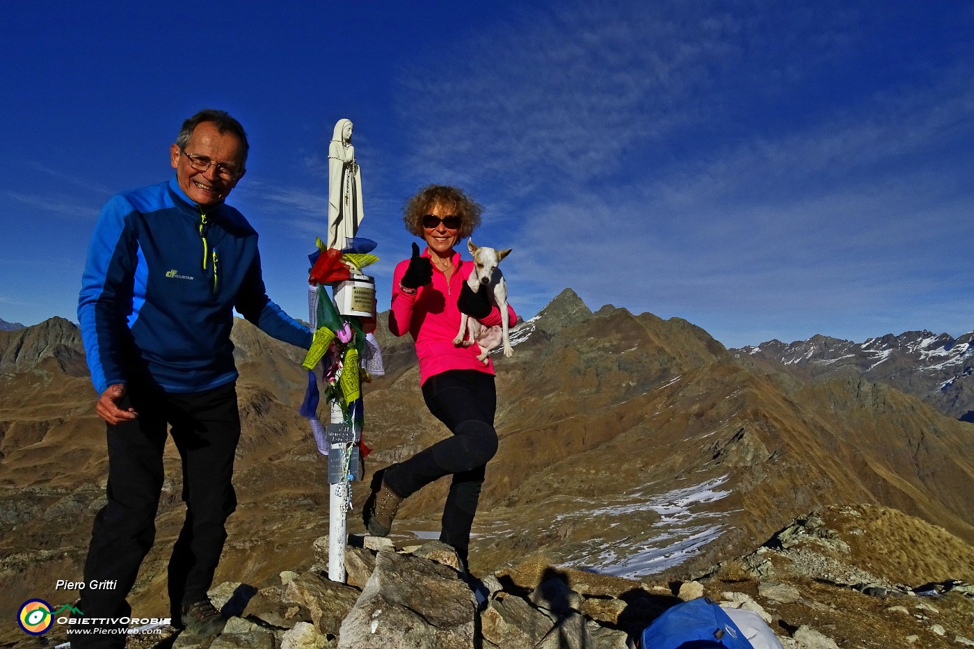 03 In vetta al Madonnino (2501 m) con i Diavoli e i Giganti sullo sfondo.JPG -                                